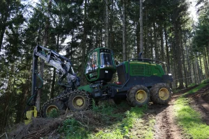 image abatteuse John Deere + treuil synchronisé Haas TPW